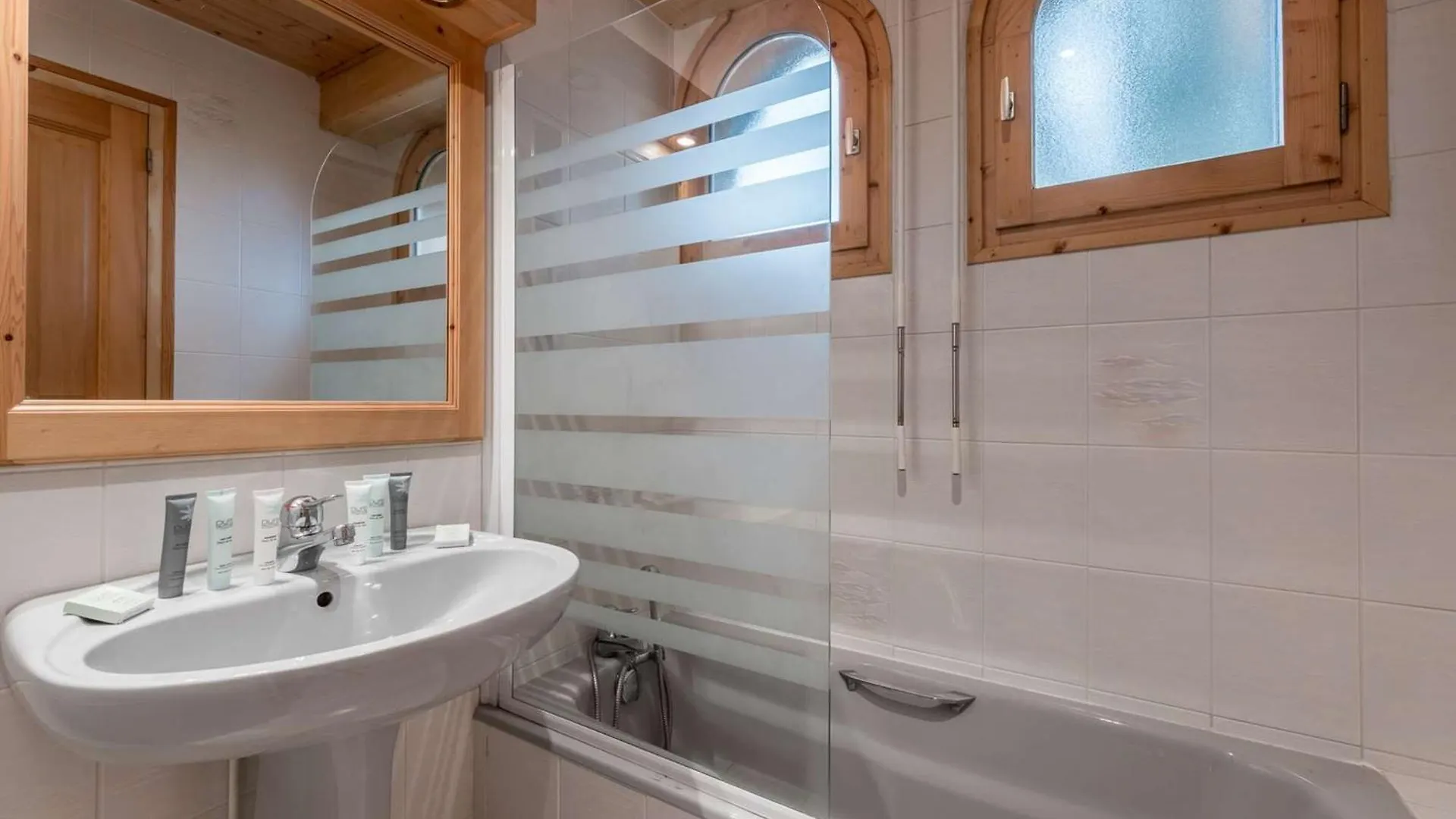 Duplex Spacieux A Courchevel 1850 - 8 Pers, Pieds Des Pistes, Cheminee, Garage, Wifi Inclus - Fr-1-631-56 0*,  Francja